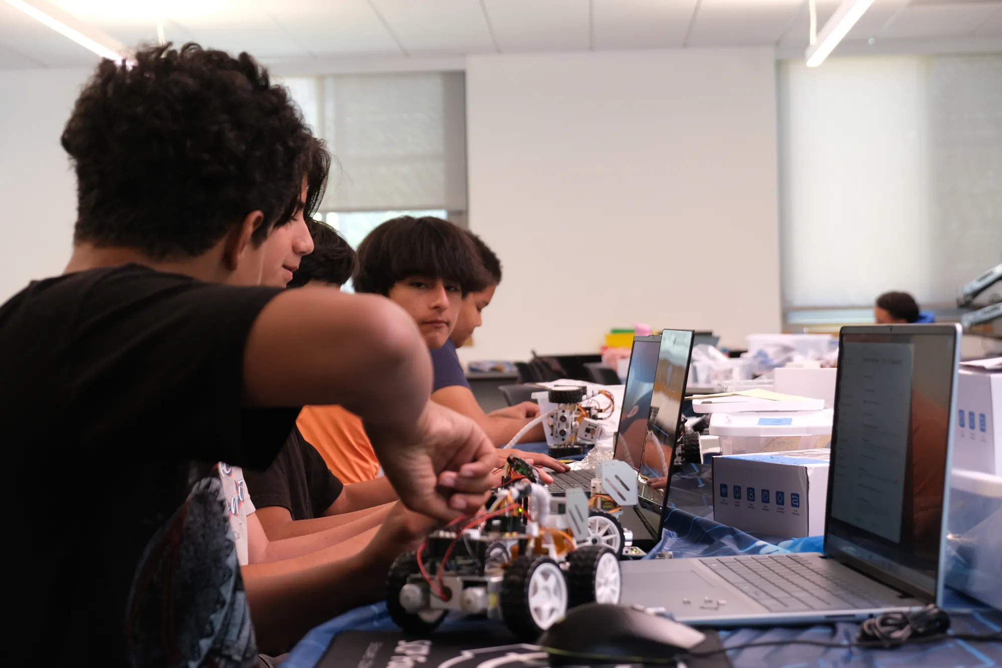 Teen students building a PiCar